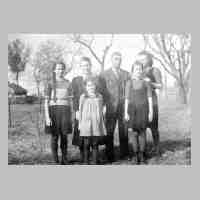 065-0074 Familie Otto Dunkel Ostern 1944 in Moterau. Im Bild von links Gerda, Charlotte, Helga, Otto, Christa und Helena..jpg